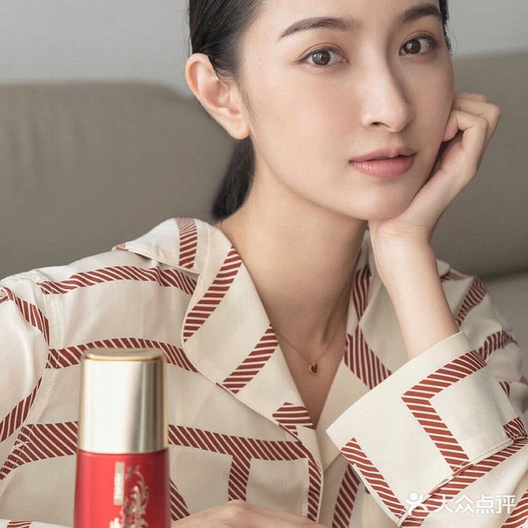 天哪，羽西竟然和新华字典联名出了一个包？