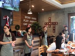 -Chom Cafe and Restaurant