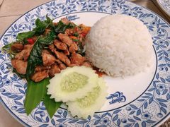 罗勒炒肉盖饭-卷心菜和避孕套餐厅(Pattaya)