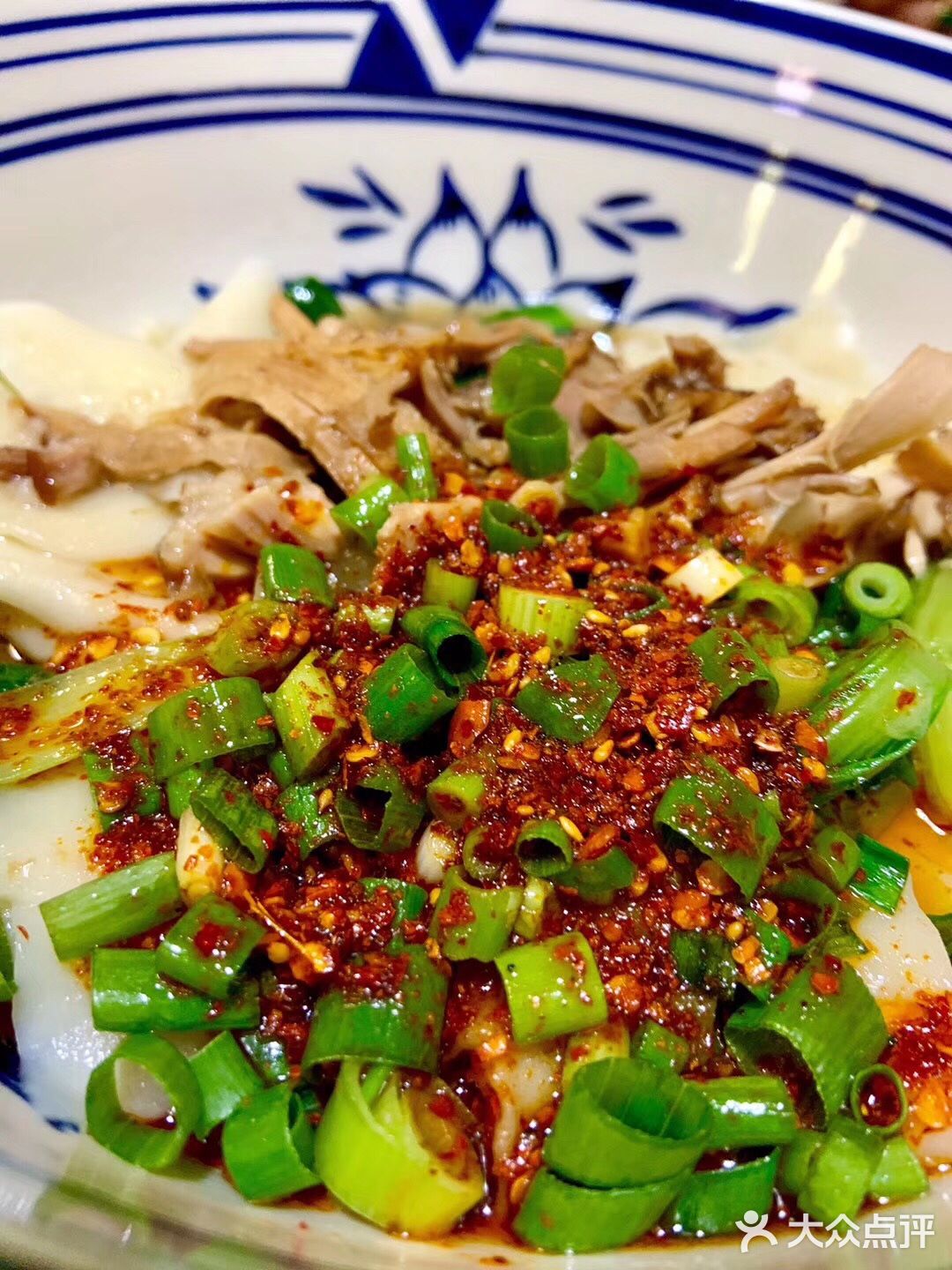 凉皮比苏州的料少，没有烤麸、花生