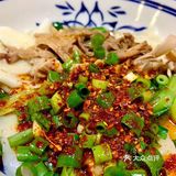 凉皮比苏州的料少，没有烤麸、花生
