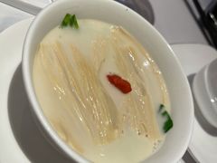 鲜鱼汤煮豆苗-粤界(望京金辉店)