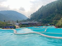 -十万大山布透温泉