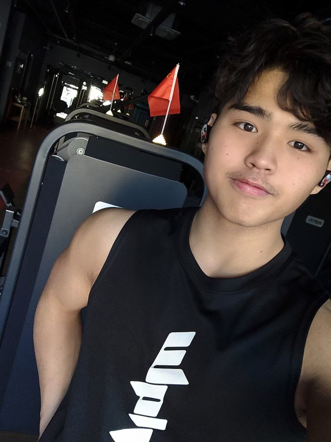 小肌肉男孩秀肌肉