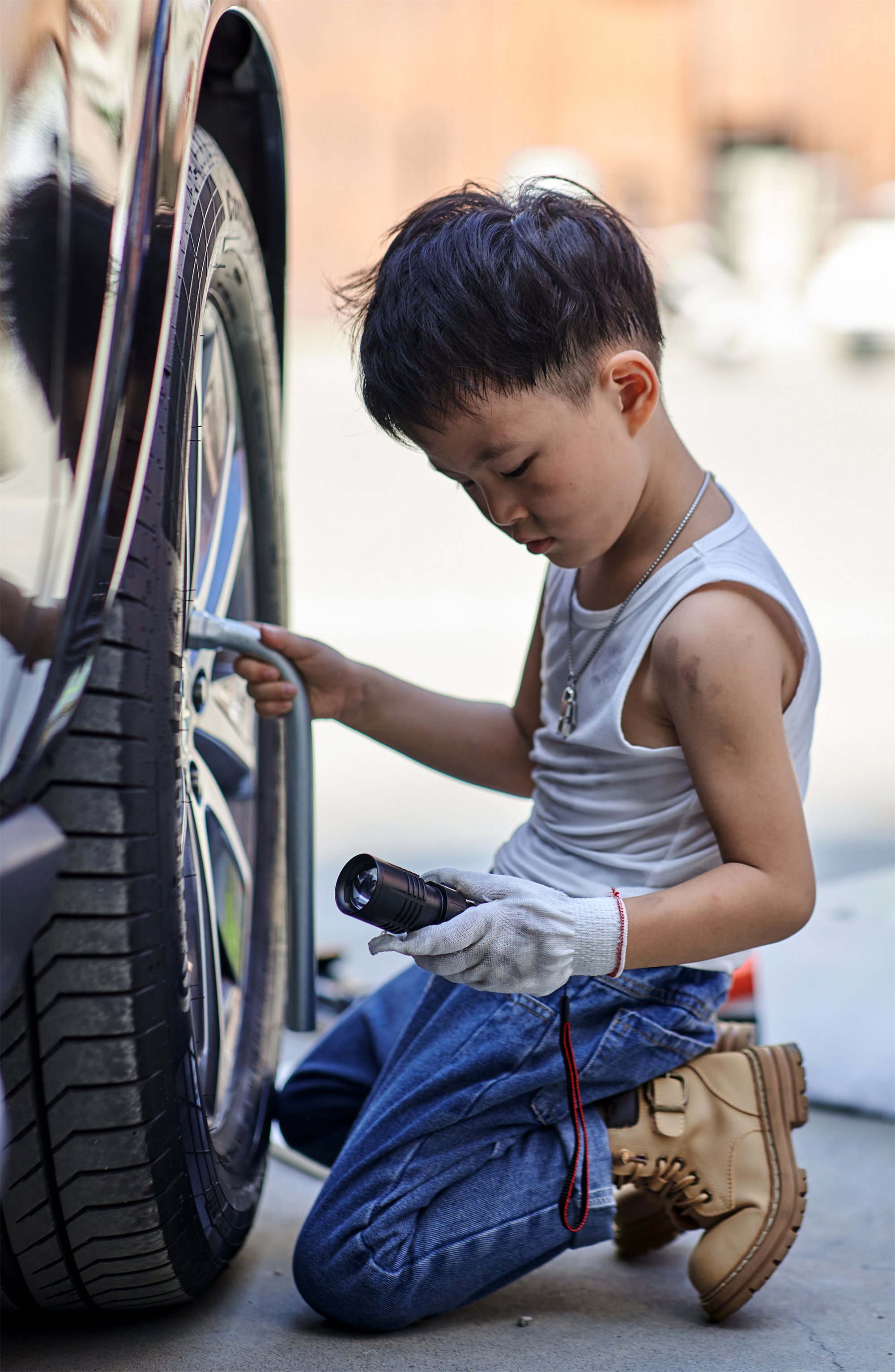 小孩修车工图片