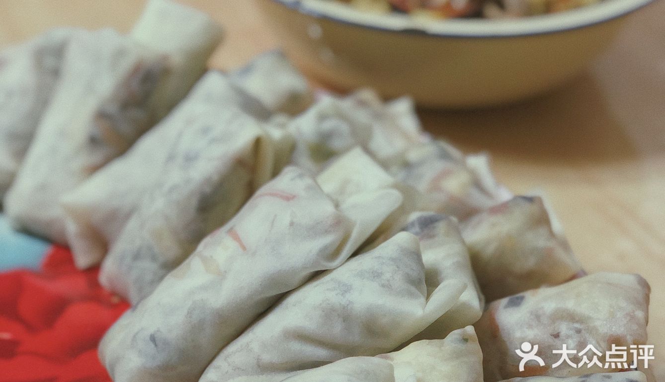 蒸大概8分钟左右就好了。蒸好的饺子皮去出来凉一下