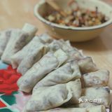 蒸大概8分钟左右就好了。蒸好的饺子皮去出来凉一下