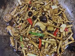 -阿瓦山寨·湘菜现炒·剁椒鱼头王(咸阳总店)