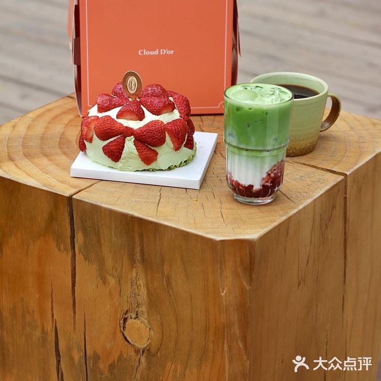 仿佛把一个精致的花园搭建在了蛋糕上面！