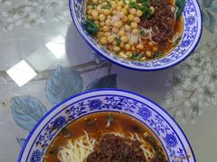 -渝之汇牛肉豌杂面