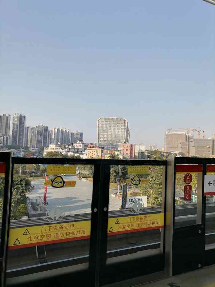 坦尾(地铁站)-"位于坦尾5号线/6号线出口,有一堆小吃摊.