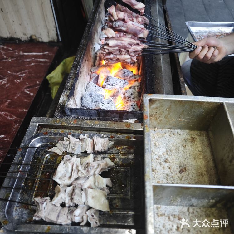 生烤羊排，老板我就来咧……