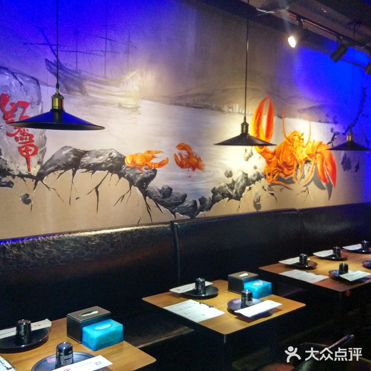 靠近南昌路，室外环境可谓安静优雅。餐厅内部空间也很大