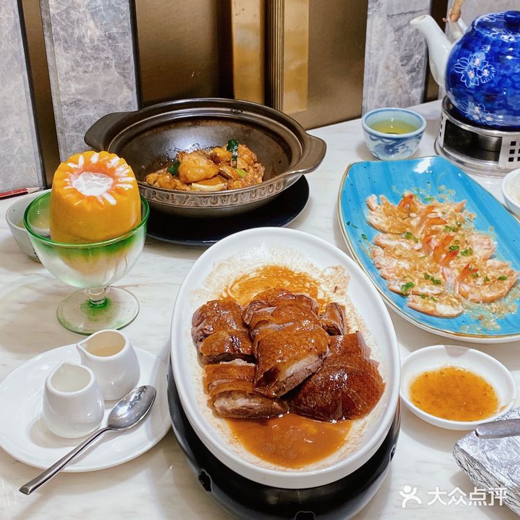 上菜好快，店员姐姐会主动帮我们切好，比较贴心