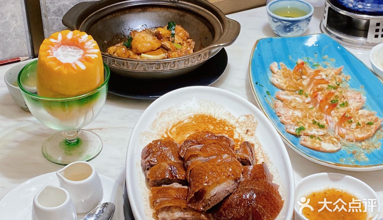 上菜好快，店员姐姐会主动帮我们切好，比较贴心