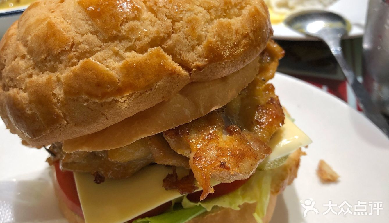 鸡扒菠萝包里面还有酸黄瓜像麦麦汉堡那样