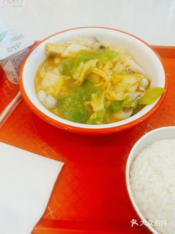 以炒年糕来命名的店铺并不多见 这家店名字和装修都比较