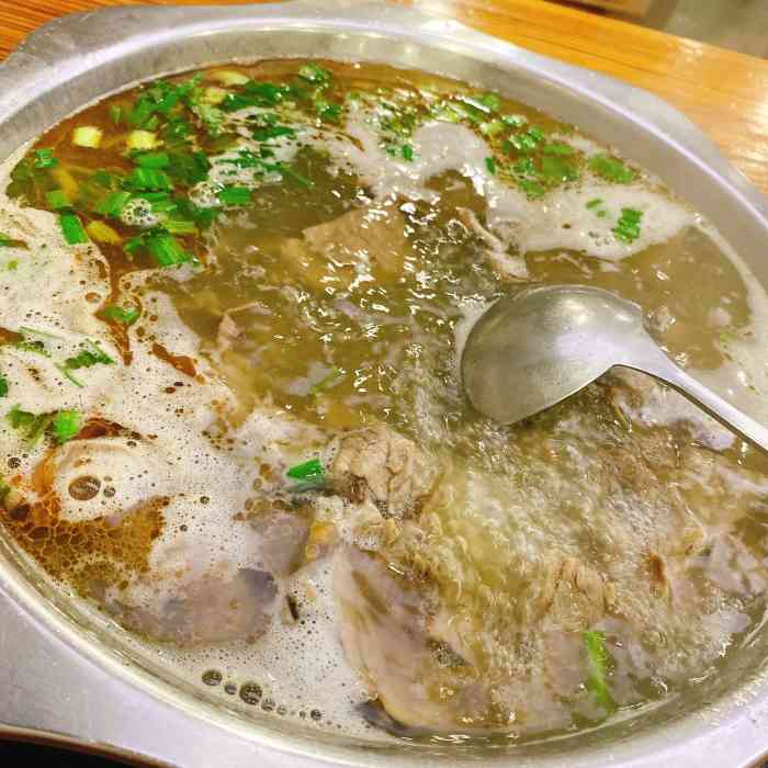 马家牛肉汤馆(民丰店"正好在附近办事,朋友说有家牛骨头特别好吃.