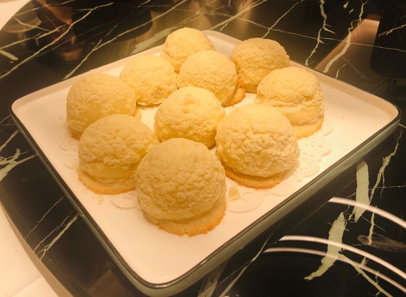 「雪花流沙包」    流沙包～真的会流黄,里面很烫,吃的时候需要小心哦