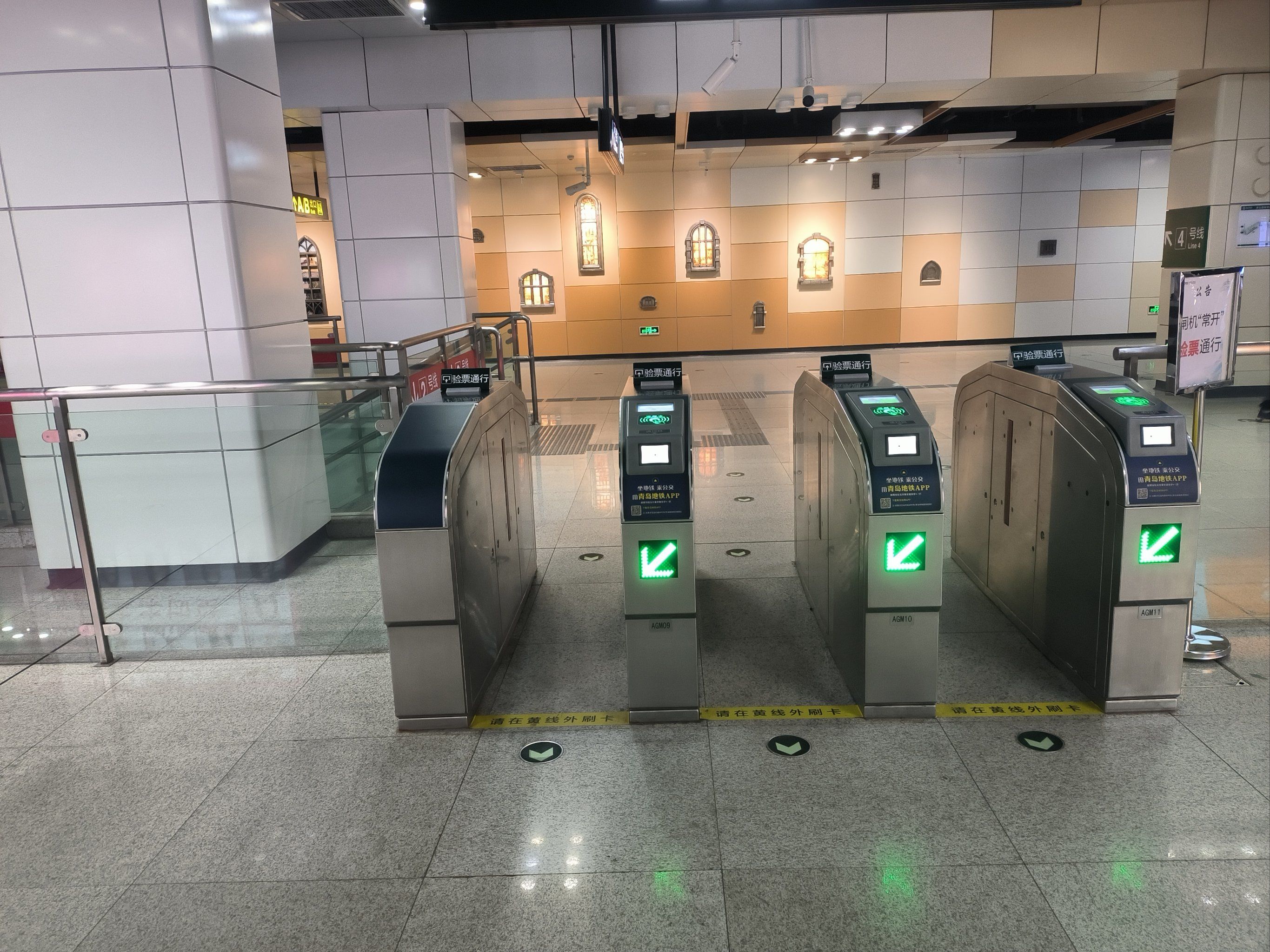 为什么有的地铁站闸机一直开着?