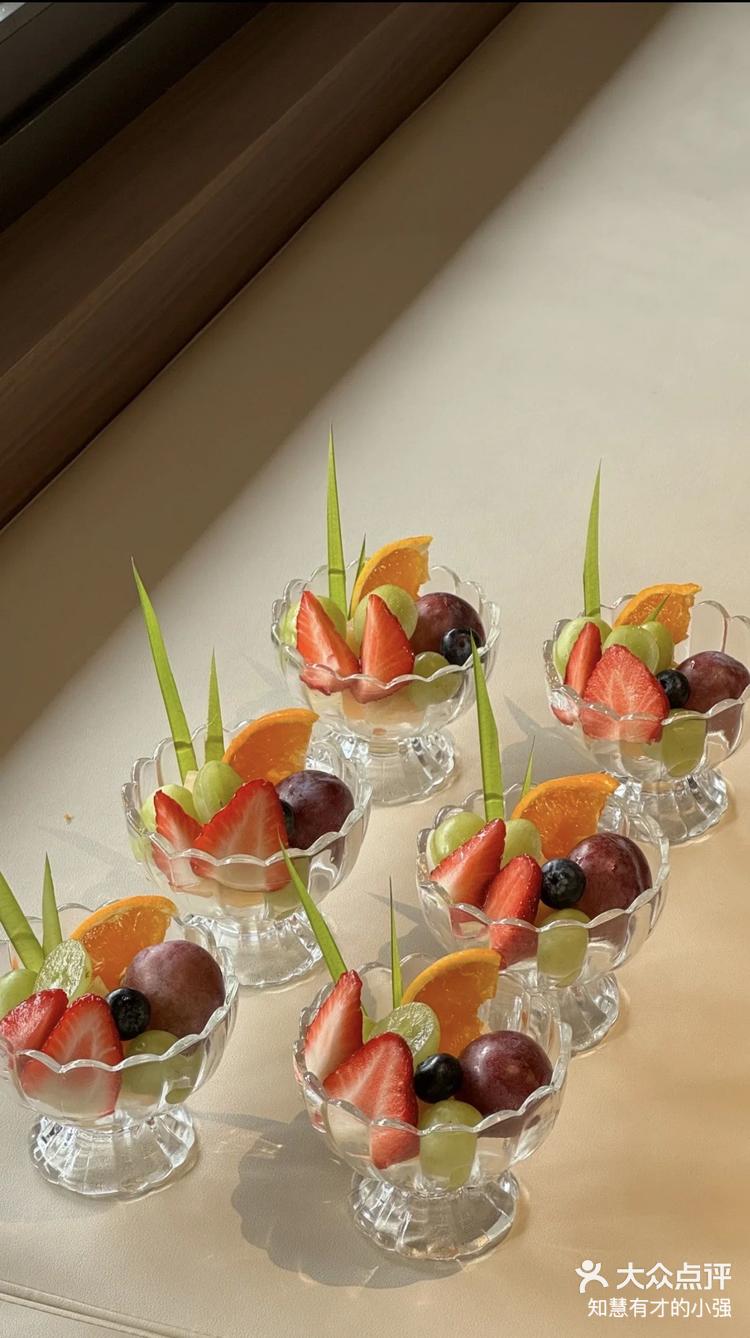 位上果盘夏日小清新风格同样的水果只