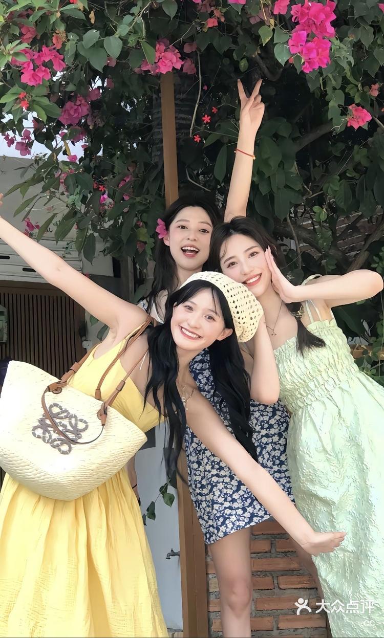 三个人的合照最拥挤我看是谁还不会拍照