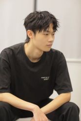 -一家只做男发烫染的店