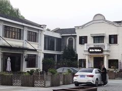 -艺漫酒店(苏州寒山寺狮山路地铁站店)