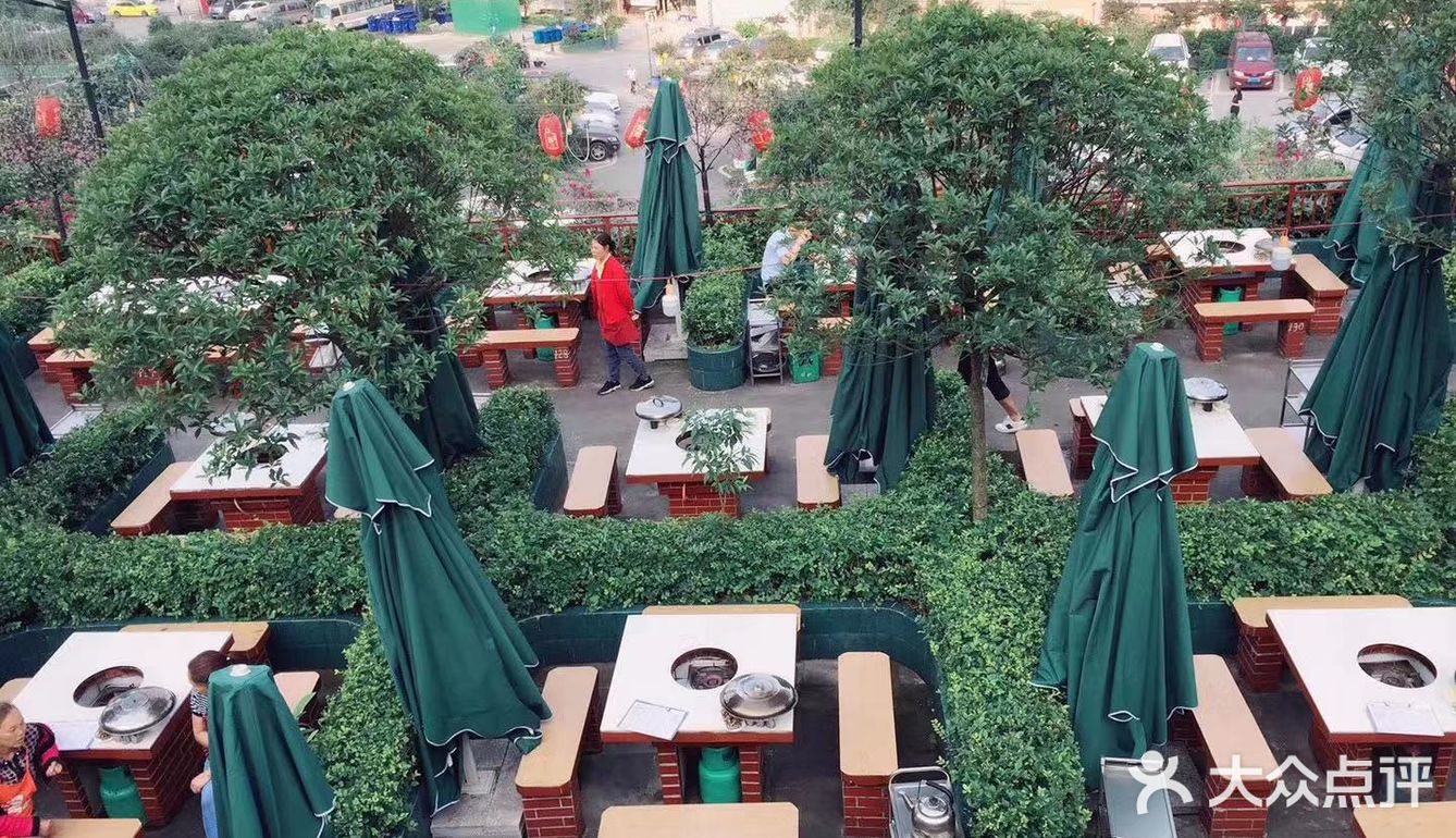火锅店倚山而建，枇杷园中，亭台楼阁，错落有秩