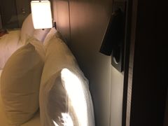 带有夜灯的大床。-舟山希尔顿酒店