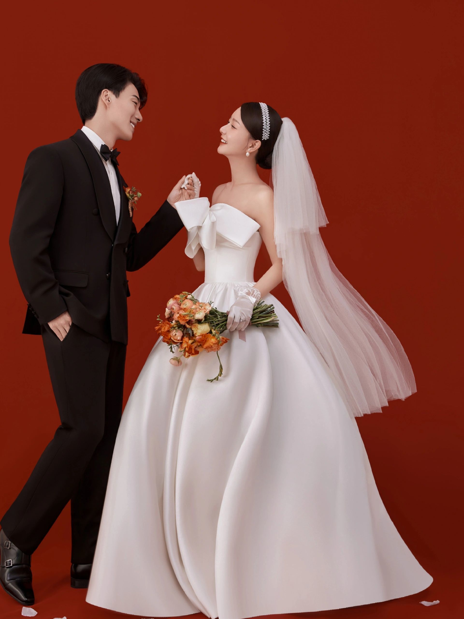红底白纱室内婚纱照