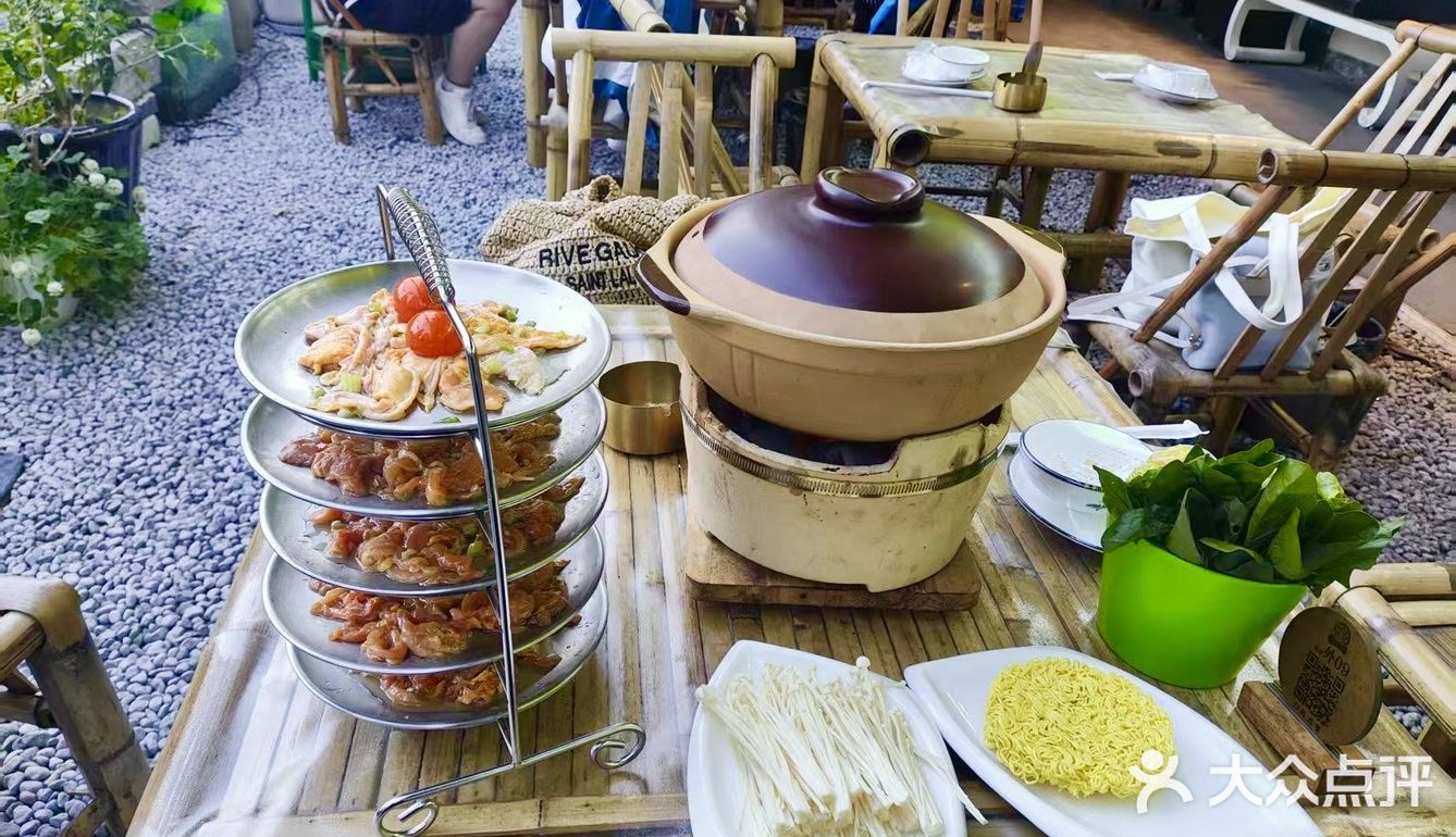 在杭州!不起眼但好好好吃的碳炉鸡煲··