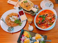 -Chom Cafe and Restaurant