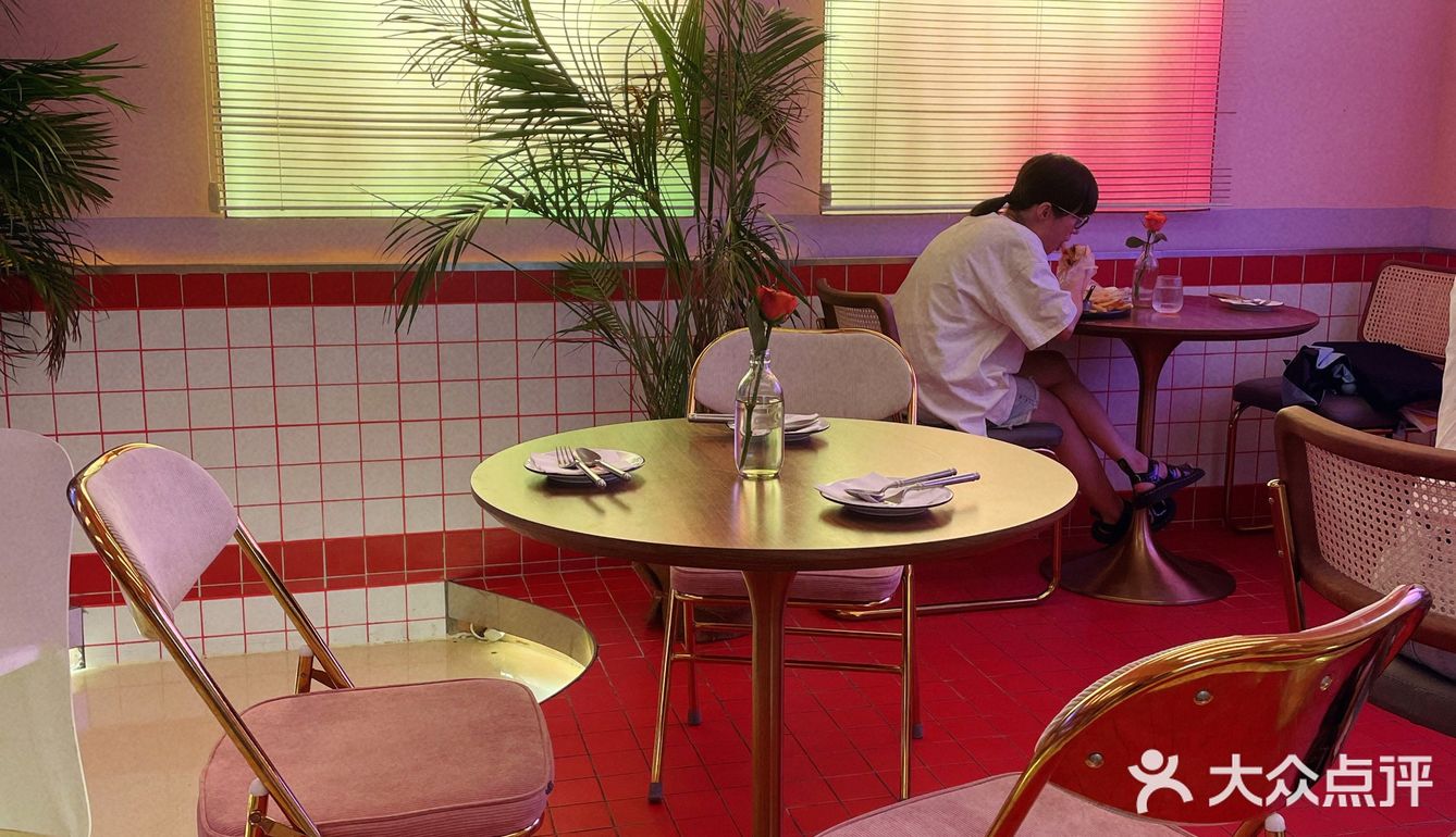 成都探店|这家西餐厅，一步一景，落日斜阳的环境也太美了吧[爱心]