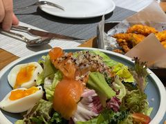 糖心蛋三文鱼蔬菜沙拉-五合院·整点烤肉