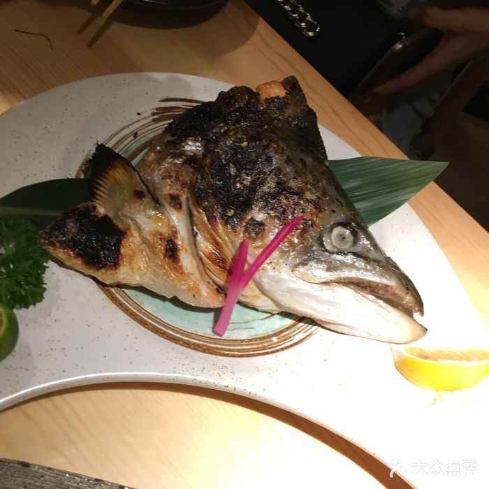 龙隐日式料理深夜食堂盐烤三文鱼头图片 