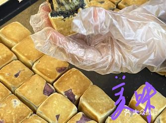 新式驴打滚：手打糯米糍，现熬红豆及手磨黄豆粉