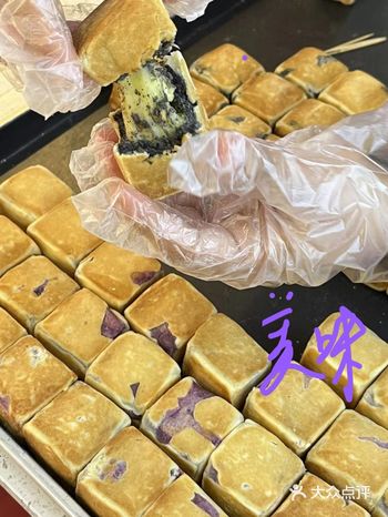 新式驴打滚：手打糯米糍，现熬红豆及手磨黄豆粉