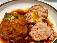 鸭蛋黄狮子头-梅飞酒家(名辉豪庭店)