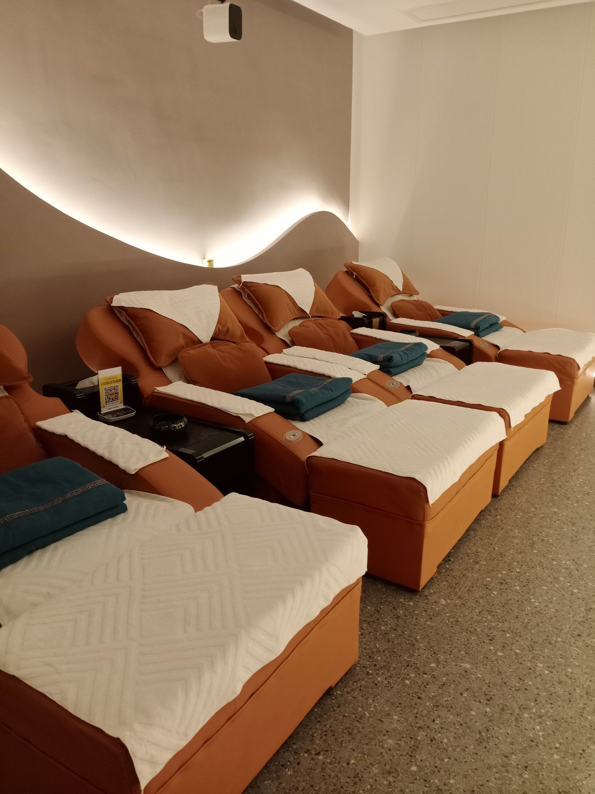 这家足疗店,环境优雅宁静,装修风格简约大