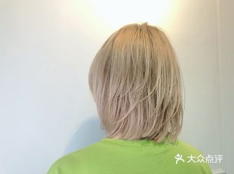 米白色是什么颜色:米白色就是比白色稍微发点淡淡的奶