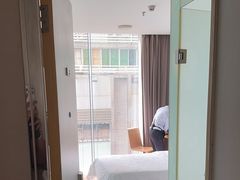 -卡罗酒店(东门晒布地铁站店)