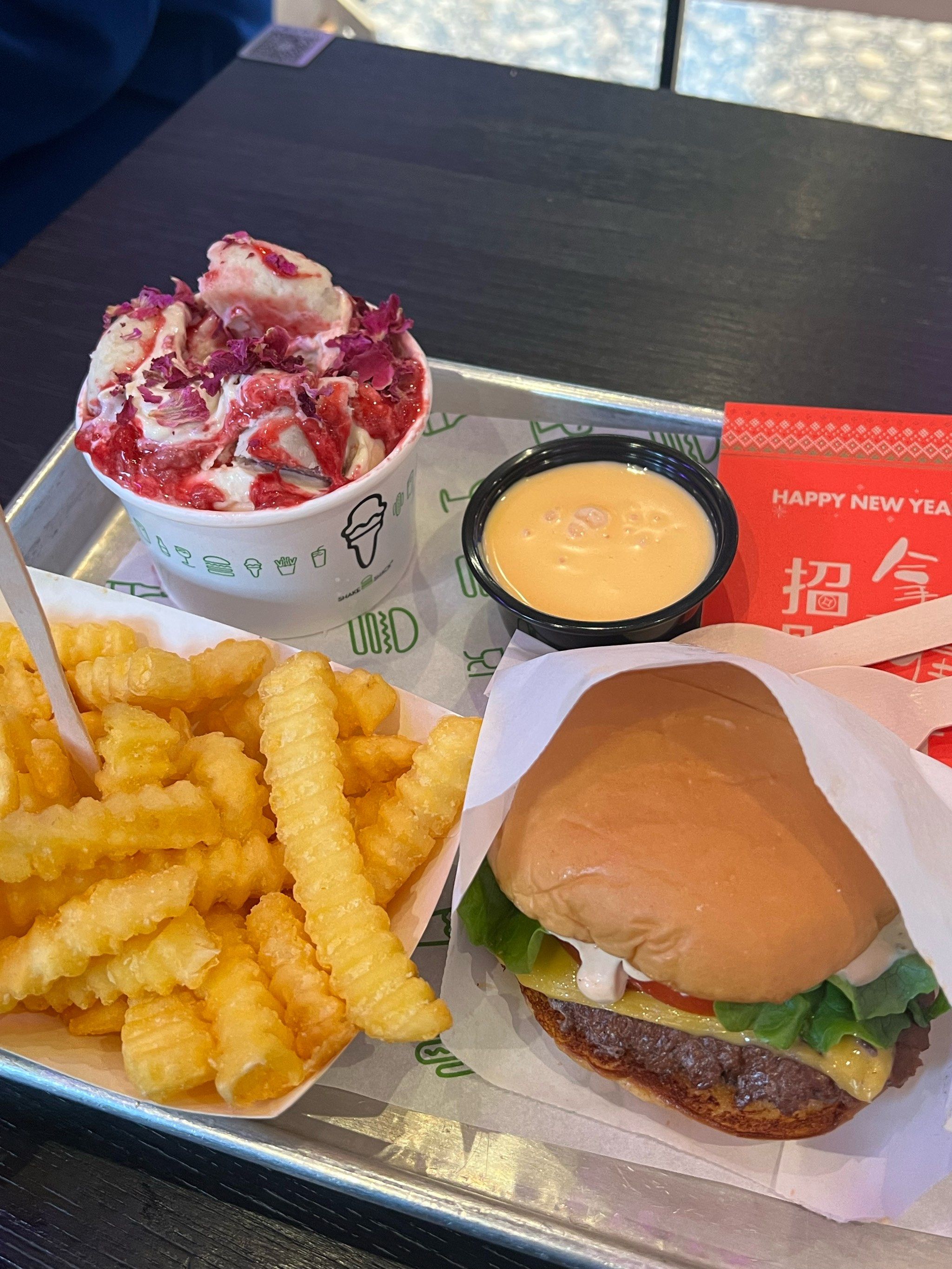 汉堡好吃,薯条也好吃,冰激凌也好吃,会赠送饮料