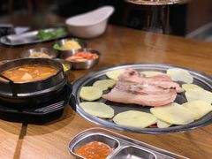 厚切猪肉-·缸桶屋·韩式牛肋条自助烤肉(西湖D11店)