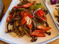 甜椒炒牛肝菌-品味泸沽湖•民族特色菜(大落水店)