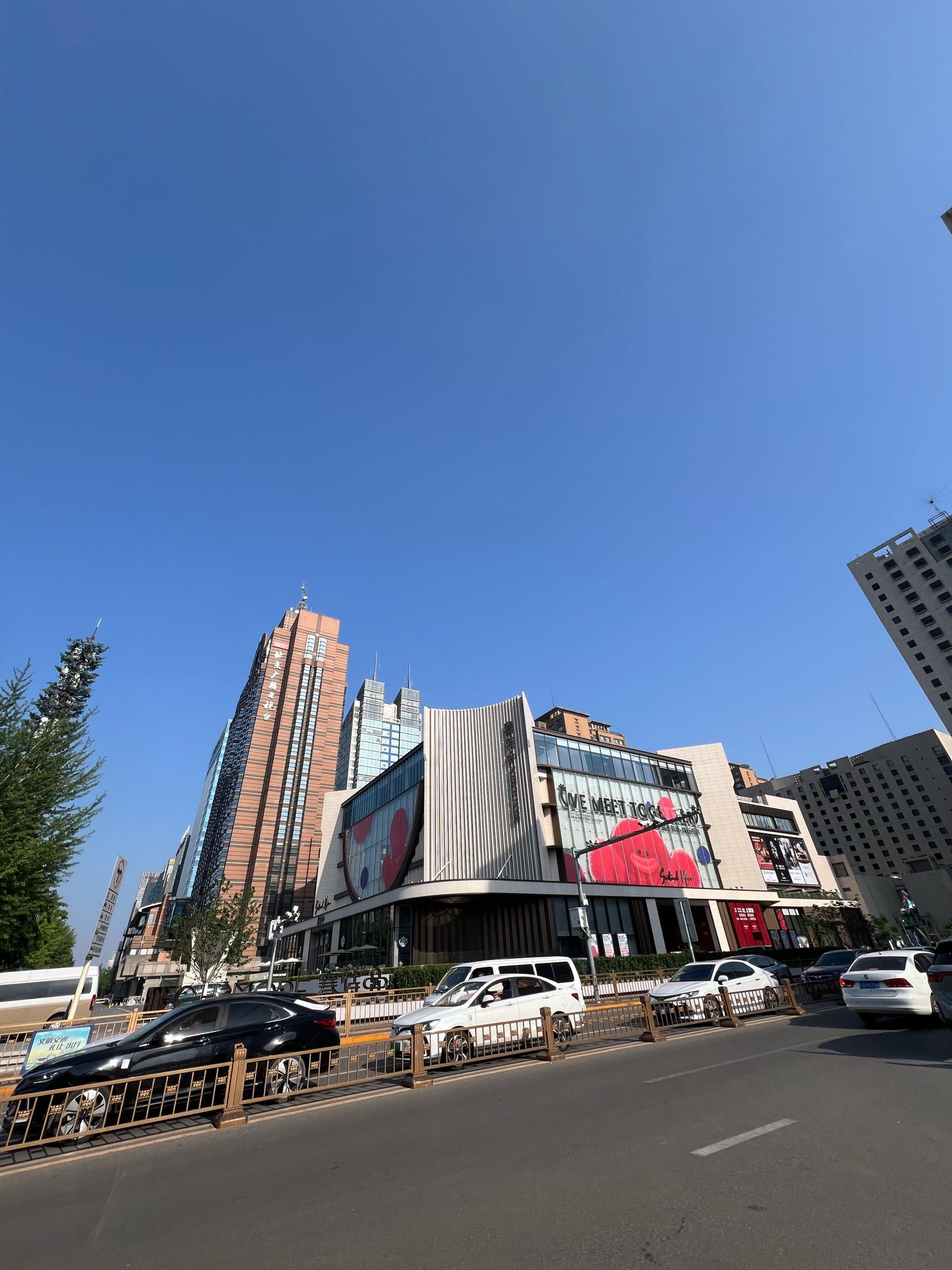 赛特 购物中心位于北京市朝阳区建国门外大街22号,是一家高档商场.