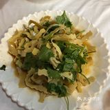 两个人点一份中份，再加份面条，妥妥的够吃了