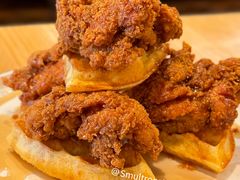 香辣炸鸡配华夫饼-悠航SLOWBOAT(三里屯店)