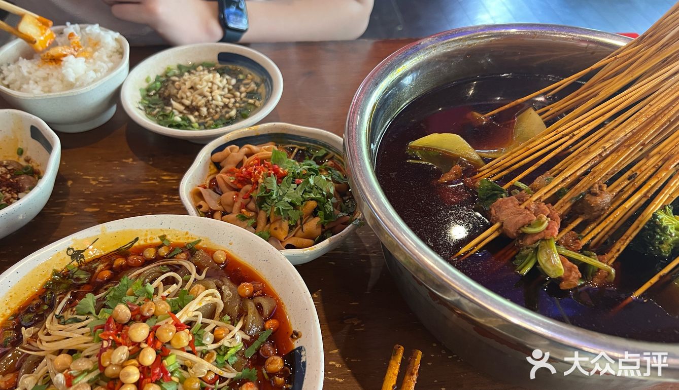 这家串串店的米凉粉还不错～