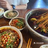 这家串串店的米凉粉还不错～
